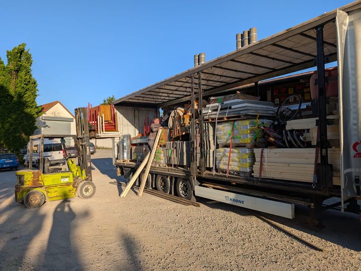 Romahaus 25 8 Beladung LKW.jpeg